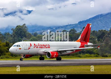 Medellin, Kolumbien - 19. April 2022: Flugzeug Avianca Airbus A320 am Flughafen Medellin Rionegro (MDE) in Kolumbien. Stockfoto