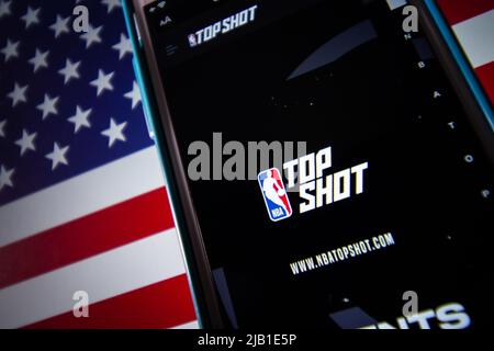 Kumamoto, JAPAN - Apr 20 2021 : Website von NBA Top Shot, Handelsforum für digitale Basketball-Highlights & Videoclips „Moments“, auf dem iPhone unter US-Flagge Stockfoto