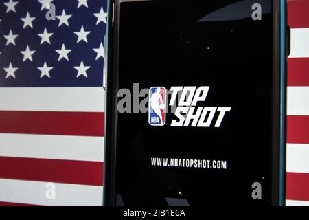 Kumamoto, JAPAN - Apr 20 2021 : Website von NBA Top Shot, Handelsforum für digitale Basketball-Highlights & Videoclips „Moments“, auf dem iPhone unter US-Flagge Stockfoto