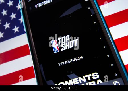 Kumamoto, JAPAN - Apr 20 2021 : Website von NBA Top Shot, Handelsforum für digitale Basketball-Highlights & Videoclips „Moments“, auf dem iPhone unter US-Flagge Stockfoto