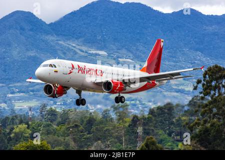 Medellin, Kolumbien - 19. April 2022: Flugzeug Avianca Airbus A320 am Flughafen Medellin Rionegro (MDE) in Kolumbien. Stockfoto