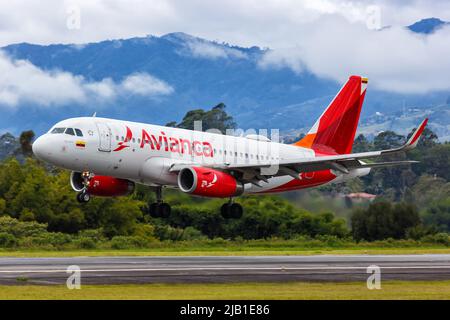 Medellin, Kolumbien - 19. April 2022: Flugzeug Avianca Airbus A319 am Flughafen Medellin Rionegro (MDE) in Kolumbien. Stockfoto