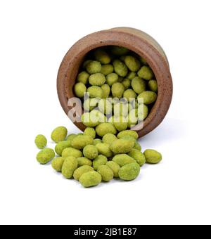 Stapel von mit Wasabi beschichteten Erdnüssen in einer Schale, die auf Weiß isoliert ist. Stockfoto