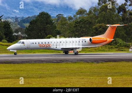 Medellin, Kolumbien - 19. April 2022: Flugzeug SARPA Embraer 145 am Flughafen Medellin Rionegro (MDE) in Kolumbien. Stockfoto