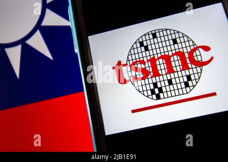 Kumamoto, JAPAN - Apr 20 2021 : das Logo der Taiwan Semiconductor Manufacturing Company, Limited (TSMC) auf dem iPhone auf taiwanesischer Flagge. Stockfoto