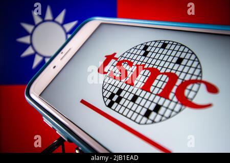 Kumamoto, JAPAN - Apr 20 2021 : das Logo der Taiwan Semiconductor Manufacturing Company, Limited (TSMC) auf dem iPhone auf taiwanesischer Flagge. Stockfoto