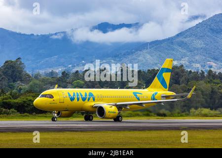 Medellin, Kolumbien - 19. April 2022: Vivaair Airbus A320neo am Flughafen Medellin Rionegro (MDE) in Kolumbien. Stockfoto