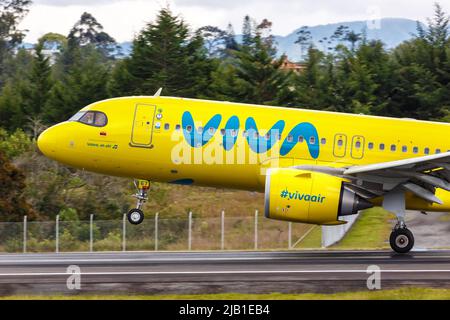 Medellin, Kolumbien - 19. April 2022: Vivaair Airbus A320neo am Flughafen Medellin Rionegro (MDE) in Kolumbien. Stockfoto