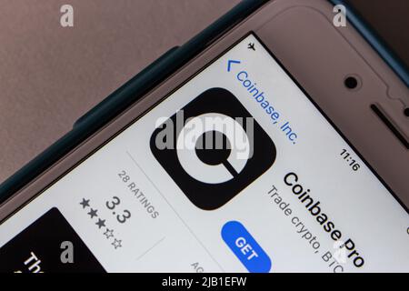 Kumamoto, JAPAN - Apr 22 2021 : Coinbase Pro im iPhone App Store. Ein US-Unternehmen betreibt eine Kryptowährungsplattform Stockfoto