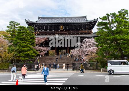 Kyoto, JAPAN - Apr 3 2021 : Sanmon Haupttor von Chion-in. Der Chion-in-Tempel ist das Hauptquartier der von Honen gegründeten Jodo-Shu (Sekte des reinen Landes) Stockfoto