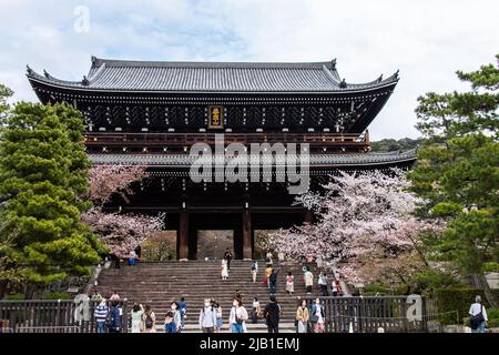 Kyoto, JAPAN - Apr 3 2021 : Sanmon Haupttor von Chion-in. Der Chion-in-Tempel ist das Hauptquartier der von Honen gegründeten Jodo-Shu (Sekte des reinen Landes) Stockfoto