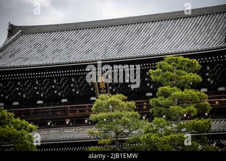 Kyoto, JAPAN - Apr 3 2021 : Sanmon Haupttor von Chion-in. Der Chion-in-Tempel ist das Hauptquartier der von Honen gegründeten Jodo-Shu (Sekte des reinen Landes) Stockfoto