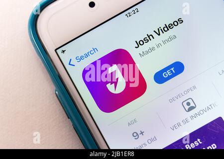 Kumamoto, JAPAN - Mai 1 2021 : Nahaufnahmen Josh Videos, Indiens eigene Video-App für Kurzteiler wie TikTok, im App Store auf dem iPhone. Stockfoto