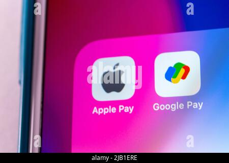 Kumamoto, JAPAN - Mai 01 2021 : Symbole für Apple Pay und Google Pay auf dem iPhone-Bildschirm. Ein Service-Konzept für mobiles Bezahlen und digitale Geldbörse. Stockfoto