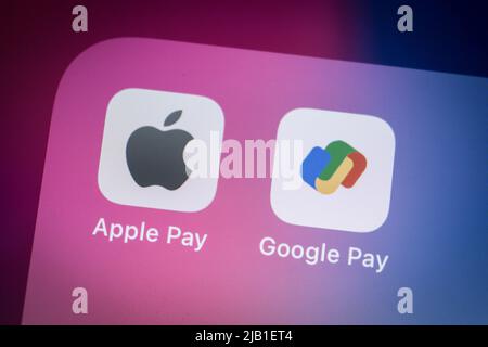 Kumamoto, JAPAN - Mai 01 2021 : Symbole für Apple Pay und Google Pay auf dem iPhone-Bildschirm. Ein Service-Konzept für mobiles Bezahlen und digitale Geldbörse. Stockfoto