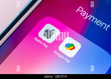 Kumamoto, JAPAN - Mai 01 2021 : Symbole für Apple Pay und Google Pay auf dem iPhone-Bildschirm. Ein Service-Konzept für mobiles Bezahlen und digitale Geldbörse. Stockfoto