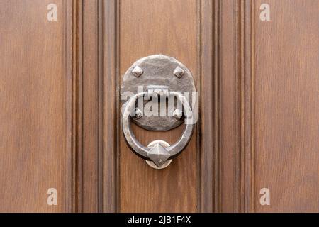 Vintage geschmiedete Türklopfer in der Holztür in Weißrussland. Stockfoto