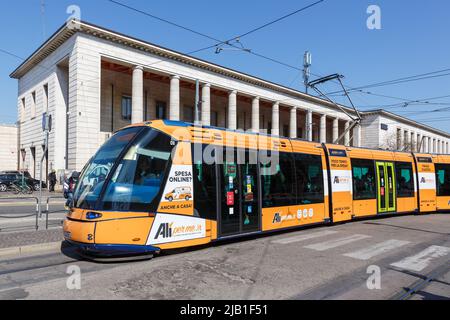 Padua, Italien - 21. März 2022: Gummimüde Tram Tranvia di Padova Typ Translohr am Bahnhof ÖPNV in Padua, Italien. Stockfoto