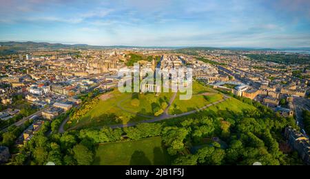 Luftaufnahme bei Sonnenaufgang von Calton Hill und Skyline von Edinburgh, Schottland, Großbritannien Stockfoto