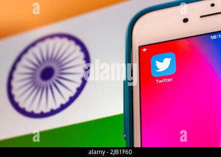 Kumamoto, JAPAN - Mai 3 2021 : Twitter auf dem iPhone auf indischer Flagge. Indien ist mit über 19 Millionen Nutzern im Jahr 2020 der 3. größte Twitter-Markt der Welt Stockfoto
