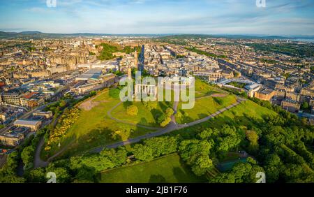 Luftaufnahme bei Sonnenaufgang von Calton Hill und Skyline von Edinburgh, Schottland, Großbritannien Stockfoto