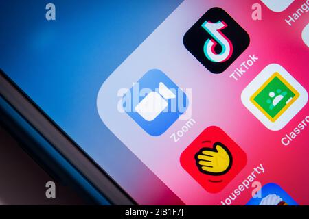 Zoom-, Video- und Online-Chat-Dienste-App mit anderen beliebten Apps auf dem iPhone. Zoom Video Communications, Inc. Ist ein US-amerikanisches Unternehmen für Kommunikationstechnologie Stockfoto