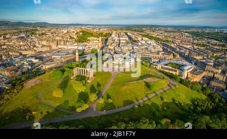 Luftaufnahme bei Sonnenaufgang von Calton Hill und Skyline von Edinburgh, Schottland, Großbritannien Stockfoto