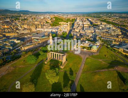 Luftaufnahme bei Sonnenaufgang von Calton Hill und Skyline von Edinburgh, Schottland, Großbritannien Stockfoto