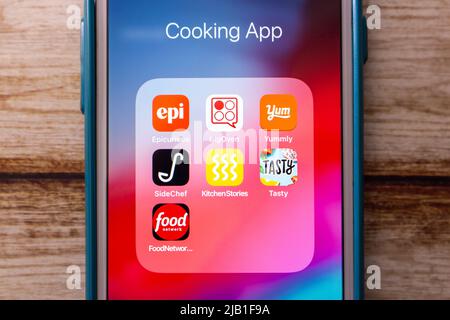 Kumamoto, JAPAN - Mai 3 2021 : Koch- und Food-Tech-Apps (Epicurious, BigOven, Yummly, SideChef, Kitchen Stories, Tasty App & Food Network) auf dem iPhone Stockfoto