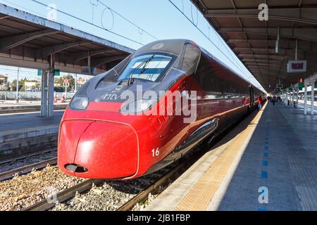 Venedig, Italien - 22. März 2022: Italo ETR 675 Pendolino Hochgeschwindigkeitszug von Nuovo Trasporto Viaggiatori NTV im Bahnhof Mestre in Venedig, Italien Stockfoto