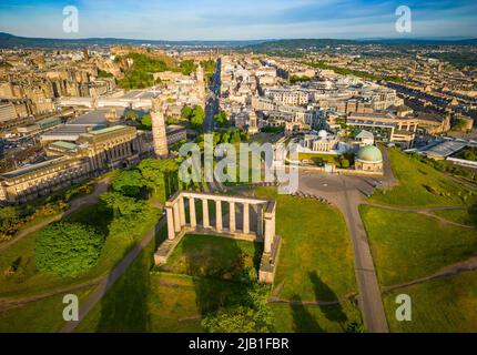 Luftaufnahme bei Sonnenaufgang von Calton Hill und Skyline von Edinburgh, Schottland, Großbritannien Stockfoto