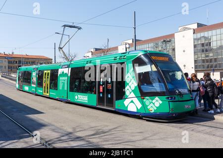 Padua, Italien - 21. März 2022: Gummimüde Tram Tranvia di Padova Typ Translohr am Bahnhof ÖPNV in Padua, Italien. Stockfoto