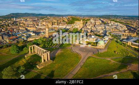 Luftaufnahme bei Sonnenaufgang von Calton Hill und Skyline von Edinburgh, Schottland, Großbritannien Stockfoto