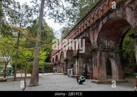 Suirokaku, berühmtes Aquädukt, das 1890 am Nanzenji Temple Complex erbaut wurde, an bewölkten Tagen. Aus der Meiji-Zeit bringt es Wasser vom Biwa-See nach Kyoto Stockfoto