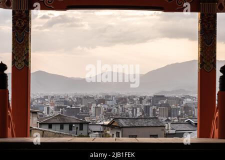 Blick auf die Stadt Kyoto vom Saimon-Tor (Westtor) am Otowa-san Kiyomizu-dera (Kiyomizu Dera-Tempel)-Komplex bei Sonnenuntergang Stockfoto