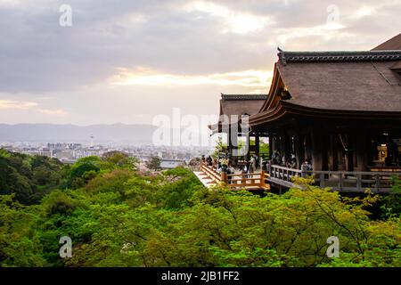 Otowa-san Kiyomizu Dera Tempel, ein berühmter buddhistischer Tempel im Osten von Kyoto (Higashiyama ward), bei Sonnenuntergang im Frühjahr mit Sakura-fröhlicher Blüte. Stockfoto