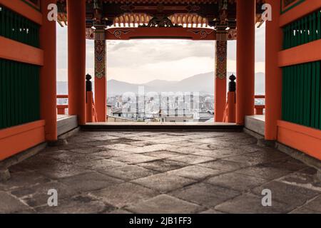 Blick auf die Stadt Kyoto vom Saimon-Tor (Westtor) am Otowa-san Kiyomizu-dera (Kiyomizu Dera-Tempel)-Komplex bei Sonnenuntergang Stockfoto