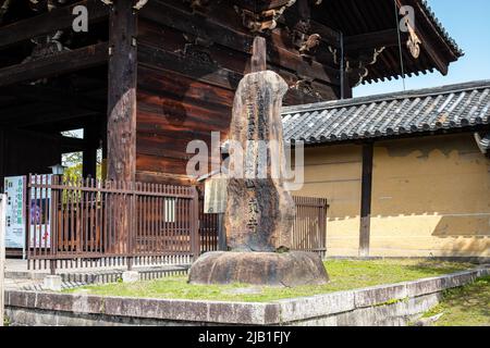 Kyoto, JAPAN - Apr 2 2021 : das Denkmal am To-ji, Shingon Tempel in Minami-ku, an sonnigen Tagen. Übersetzung : der Haupttempel der Toji Shingon Sekte Stockfoto