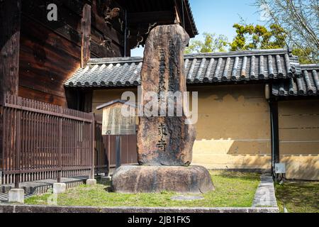 Kyoto, JAPAN - Apr 2 2021 : das Denkmal am To-ji, Shingon Tempel in Minami-ku, an sonnigen Tagen. Übersetzung : der Haupttempel der Toji Shingon Sekte Stockfoto