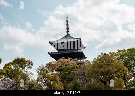 Die 5-stöckige Pagode (Gojunoto) von To-ji. Die ursprüngliche Pagode wurde im 9.. Jahrhundert erbaut und im Auftrag wieder aufgebaut.Sie steht 54,8 Meter (180 Fuß) hoch Stockfoto