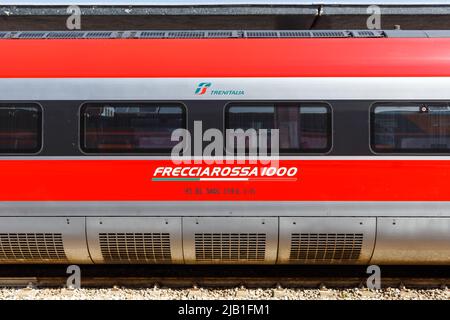 Venedig, Italien - 21. März 2022: Eisenbahnwagen mit Logo des Frecciarossa FS ETR 1000 Hochgeschwindigkeitszuges von Trenitalia im Bahnhof Venezia Santa Lucia i Stockfoto