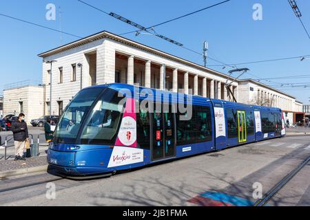 Padua, Italien - 21. März 2022: Gummimüde Tram Tranvia di Padova Typ Translohr am Bahnhof ÖPNV in Padua, Italien. Stockfoto