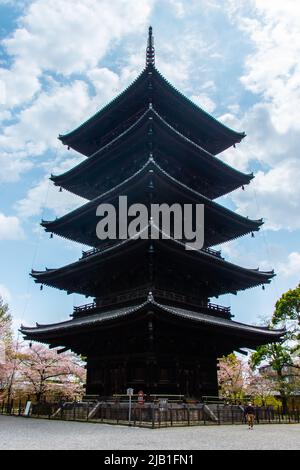 Die 5-stöckige Pagode (Gojunoto) von To-ji. Die ursprüngliche Pagode wurde im 9.. Jahrhundert erbaut und im Auftrag wieder aufgebaut.Sie steht 54,8 Meter (180 Fuß) hoch Stockfoto