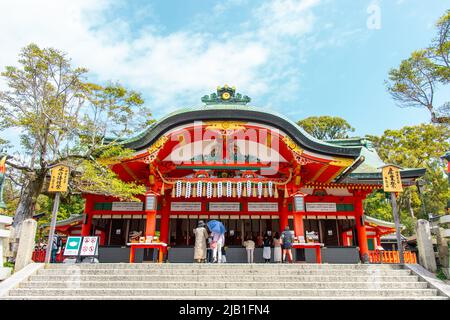 Haupthalle „Honden“ von Fushimi Inari-taisha an sonnigen Tagen. Es sitzt am Fuße eines Inariyama in Fushimi-ku Es gibt Touristen und Gebete in Bild. Stockfoto