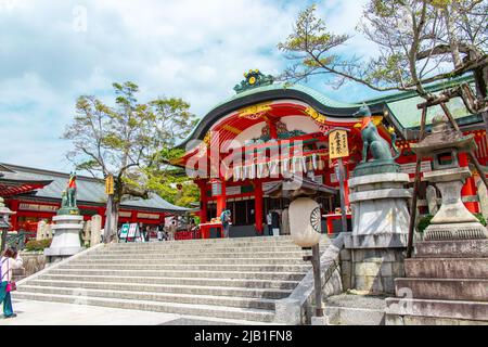 Haupthalle „Honden“ von Fushimi Inari-taisha an sonnigen Tagen. Es sitzt am Fuße eines Inariyama in Fushimi-ku Es gibt Touristen und Gebete in Bild. Stockfoto