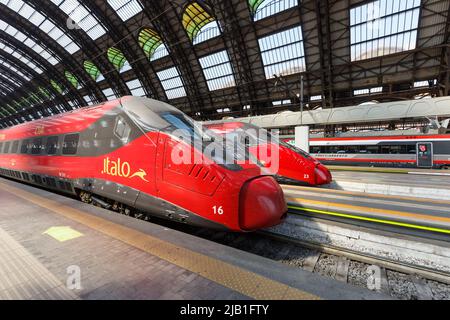 Mailand, Italien - 22. März 2022: Italo ETR 675 Pendolino Hochgeschwindigkeitszüge des Nuovo Trasporto Viaggiatori NTV im Milano Centrale Bahnhof in Mila Stockfoto