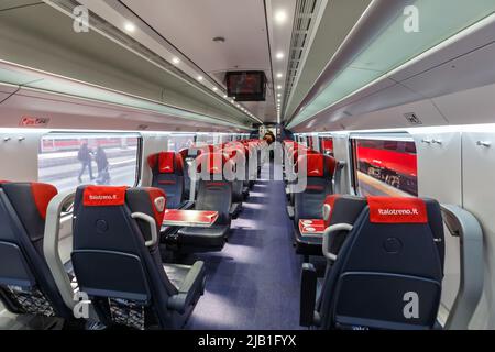 Mailand, Italien - 22. März 2022: Innenraum eines Italo ETR 675 Pendolino Hochgeschwindigkeitszuges von Nuovo Trasporto Viaggiatori NTV in Milano Centrale Railway s Stockfoto