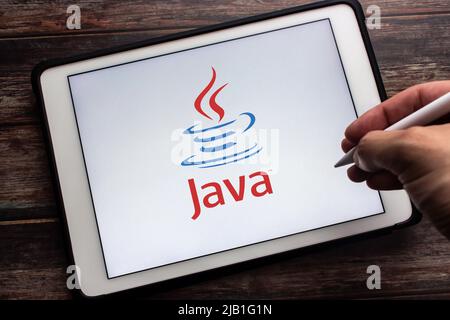 Kumamoto, JAPAN - Mai 13 2021 : Java-Logo auf Tablet. Java ist die beliebte klassenbasierte, objektorientierte Programmiersprache. Mann mit Stylus-Stift. Stockfoto