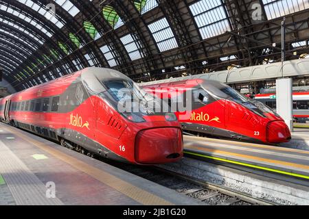 Mailand, Italien - 22. März 2022: Italo ETR 675 Pendolino Hochgeschwindigkeitszüge des Nuovo Trasporto Viaggiatori NTV im Milano Centrale Bahnhof in Mila Stockfoto