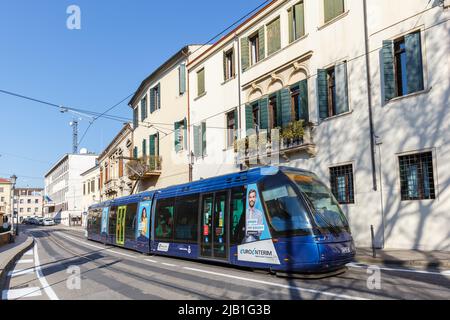 Padua, Italien - 21. März 2022: Gummibereite Tram Tranvia di Padova Typ Translohr öffentlicher Verkehr in Padua, Italien. Stockfoto